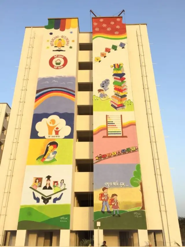 સ્કૂલ ચલે હમ