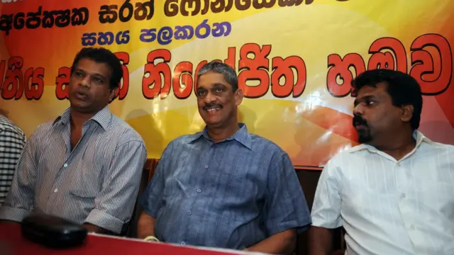 2010 ජනාධිපතිවරණයේදී හිටපු හමුදාපති සරත් ෆොන්සේකා සමග ජවිපෙ නායකයන්