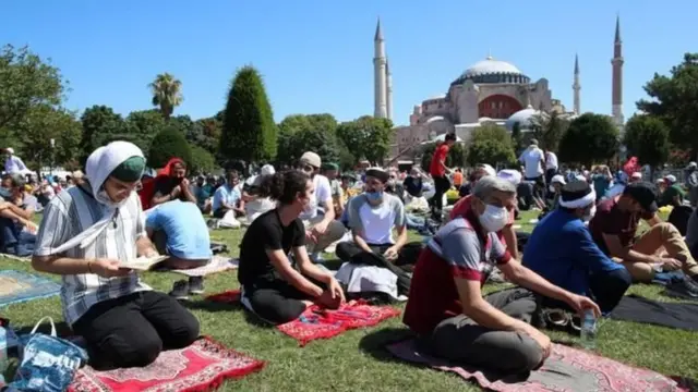 Waumini wakiwa wameweka miswala yao nje ya jengo la Hagia Sophia, wakisubiri sherehe za ufunguzi