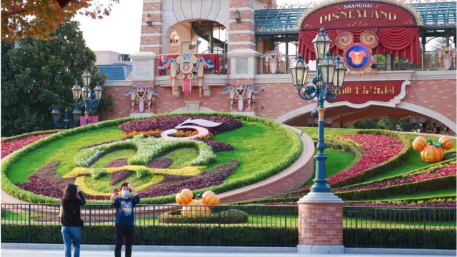 A estação Disneyland Subway é inauguradasite de aposta esportiva que da bonusXangai, China, enquanto a Disneyland e a Disneyland Town reabrem para visitantes após serem fechadas devido à covid