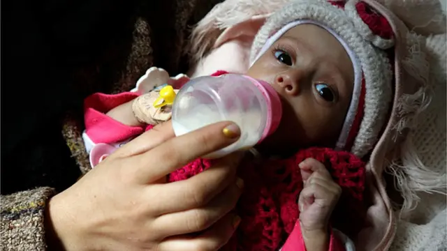 పాలు తాగుతున్న పసిపాప