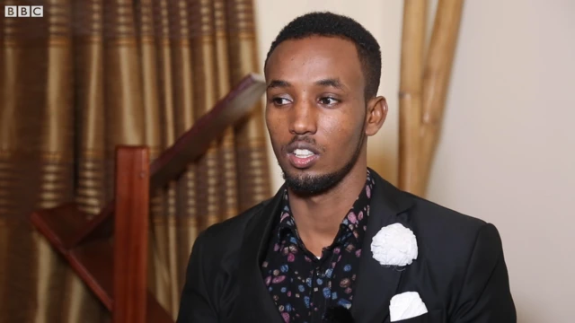 Cabdiraxman, xaaskiisa ayuu jikada u galaa oo uu af-fur u diyaariyaa