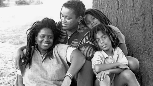 Porodica Stouks-Dupre, slika iz devedesetih. „Ljubav je zajednička nit", kaže Nabovajer Devor-Stouks, na slici dete u pozadini