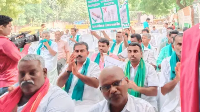 உயர் அழுத்த மின் கோபுரங்களுக்கு எதிராக தில்லியில் நடந்த போராட்டத்தில் விவசாயிகள்.