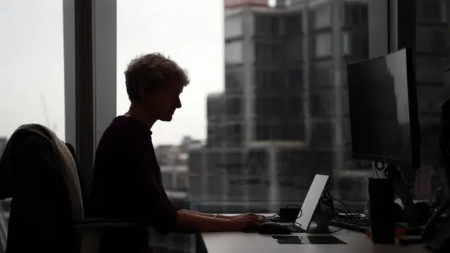 жінка в офісі