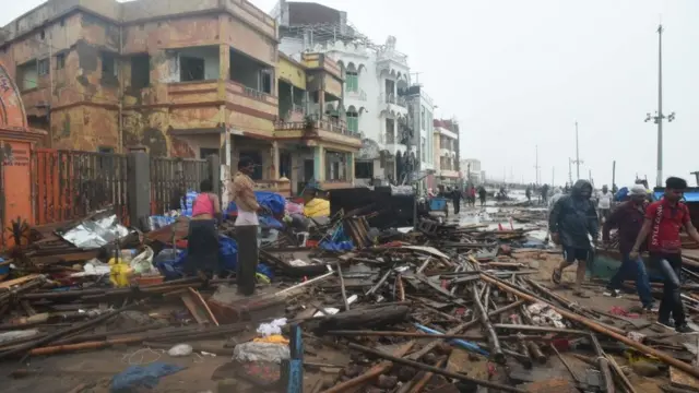 சுமார் 200 கிலோ மீட்டர் வேகத்தில் சூரைக்காற்றுடன் பலத்த மழை பெய்ததையடுத்து, இவ்வாறு காட்சியளிக்கிறது பூரி கடற்கரை