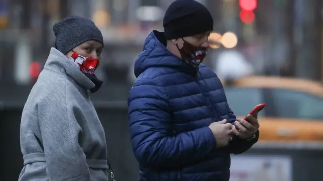 Горожане на одной из улиц Москвы