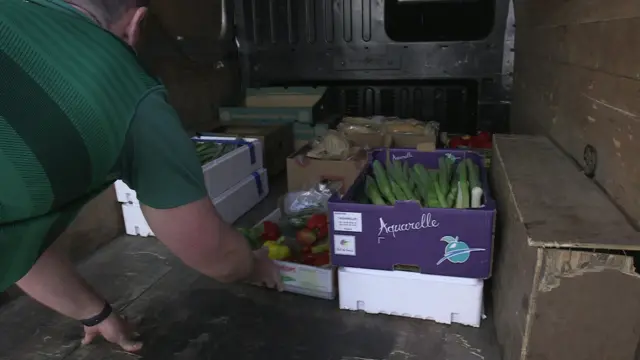 Homem enche veículo com alimentos que serão distribuídos pelo projeto