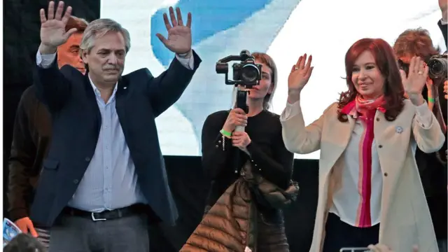 Alberto Fernández e Cristina Kirchner (à dir.)