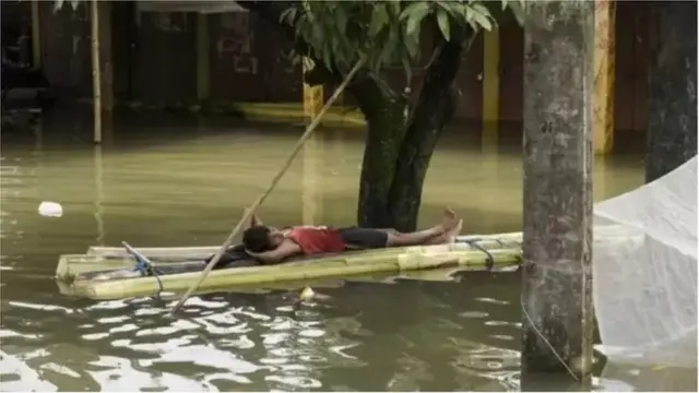 અસમમાં પૂરને કારણે લાખો લોકો અસરગ્રસ્ત થયા છે, અહીંની તમામ મોટી નદીઓમાં પૂર છે