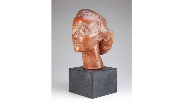 Escultura feita em terracota por Victor Brecheret da cabeça de uma mulher de cabelos curtos