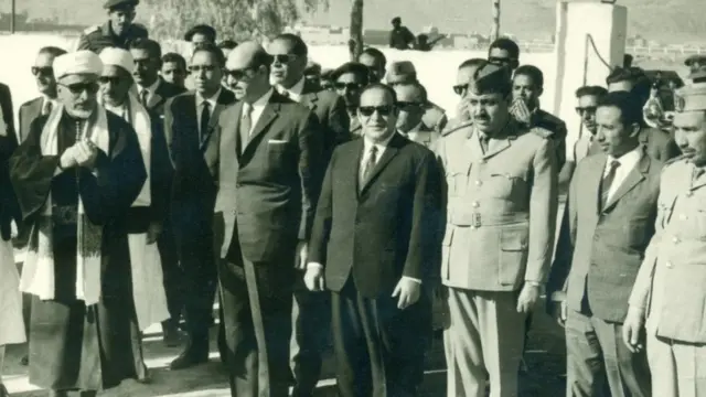 العيني يتوسط عدداً من كبار وزراء حكومته وفي يسار الصورة رئيس الجمهورية الأسبق عبدالرحمن الإرياني