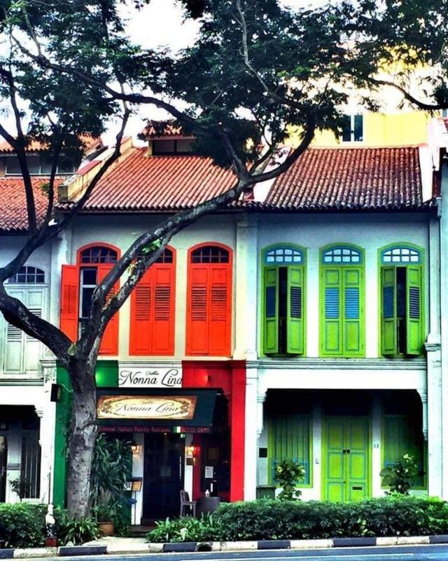 Nhà shophouse đầy màu sắc Peranakan trên phố Blair. Peranakan được coi là truyền thống bản địa đặc sắc của Singapore