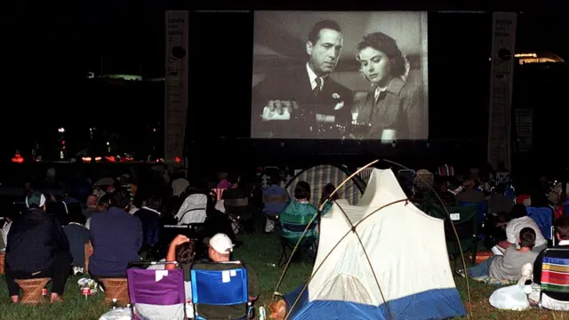 На "Касабланку" по-прежнему ходят, ее по-прежнему любят и готовы смотреть в самых разных условиях