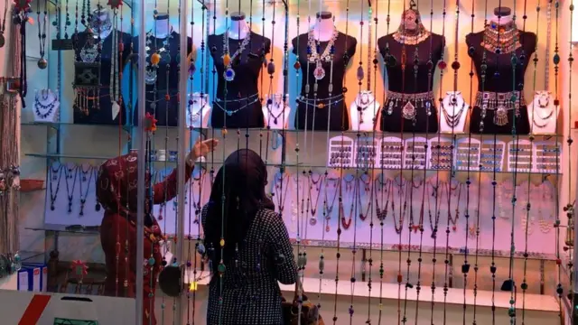 د افغانستان په شمال کې د قیمتي ډبرو بازار پراخ شوی