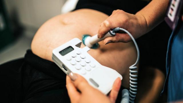 Por qué los expertos desaconsejan el uso de aparatos caseros para escuchar  el corazón del feto? - BBC News Mundo