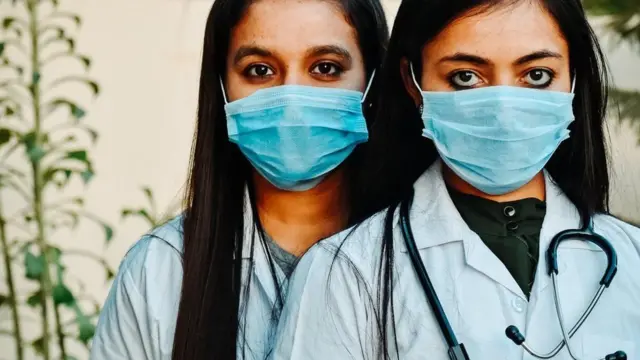 கொரோனா தடுப்புப் பணியில் தமிழக மருத்துவர்கள்