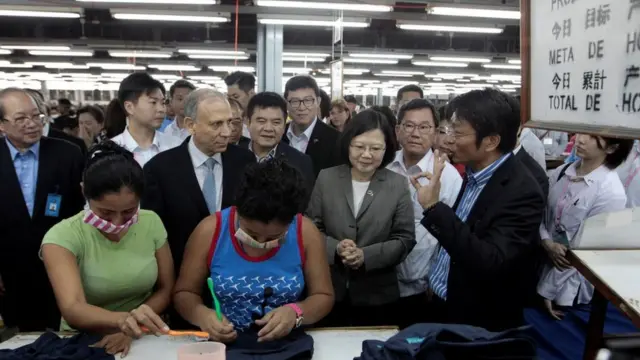 蔡英文前往尼加拉瓜一家纺织厂参观。