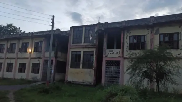 सुर्खेत बहमुखी क्याम्पसको जीर्ण अवस्था रहेको क्याम्पस भवन जहाँ अहिले पठन पाठन हुँदैन