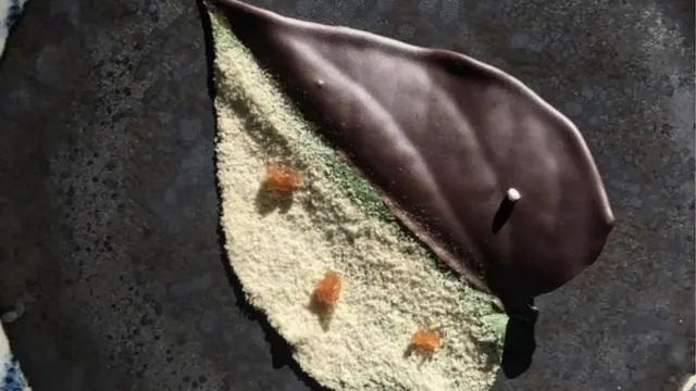 ਗਾਅ ਵਿੱਚ ਪਰੋਸਿਆ ਗਿਆ ਮਿੱਠਾ ਪਾਨ।