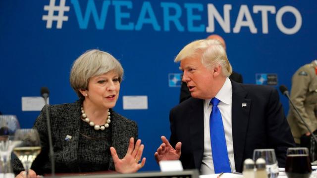 La primera ministra británica, Theresa May, junto al presidente de Estados Unidos, Donald Trump, durante la reunión de la OTAN.