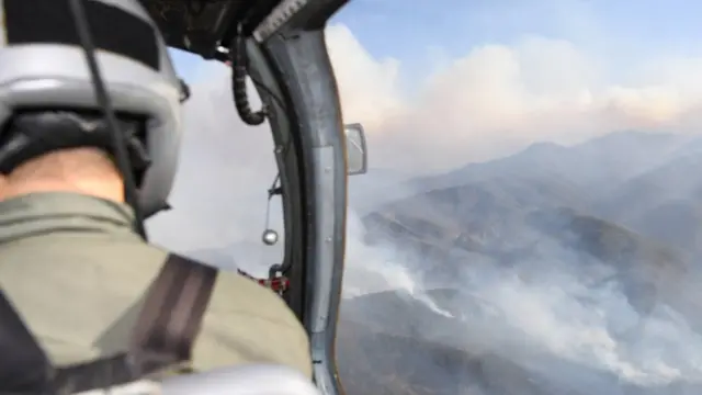 5일 강원도 강릉지역에 화재위기경보 '심각' 단계가 발령된 가운데 산불 진화 위해 화재 현장에 접근 중인 공군 6탐색구조비행전대 HH-32 헬기