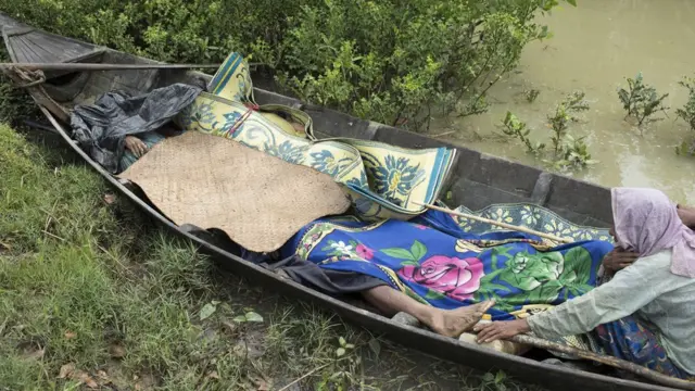 নাফ নদী বেয়ে প্রিয়জনের মৃতদেহ নিয়েই বাংলাদেশে এসেছে এই রোহিঙ্গা পরিবার