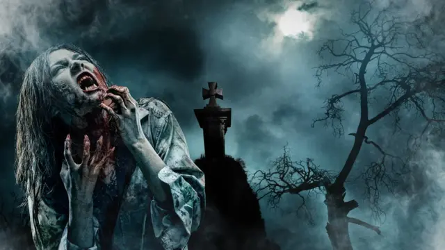 Okrovavlennый hodяčiй trup nočью na kladbiщe