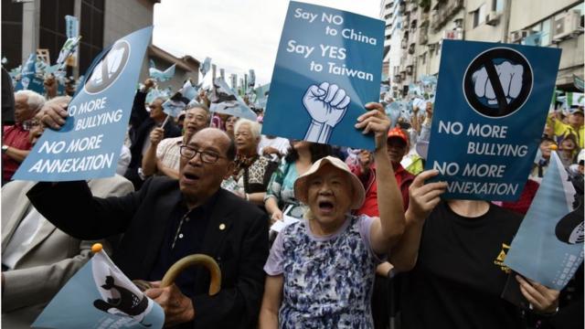 Người dân Đài Loan biểu tình phản đối Trung Quốc đe dọa Đài Loan