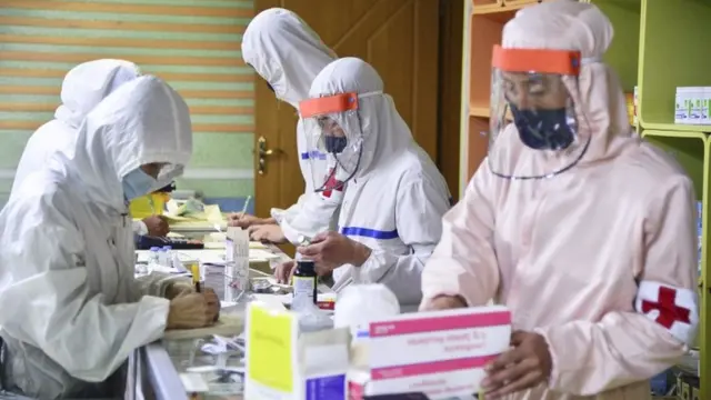 أفراد من الجيش الكوري الشمالي يزودون السكان بالأدوية في صيدلية، وسط مخاوف متزايدة من انتشار مرض فيروس كورونا