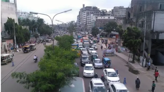 বাংলাদেশের একটি সড়কের চিত্র