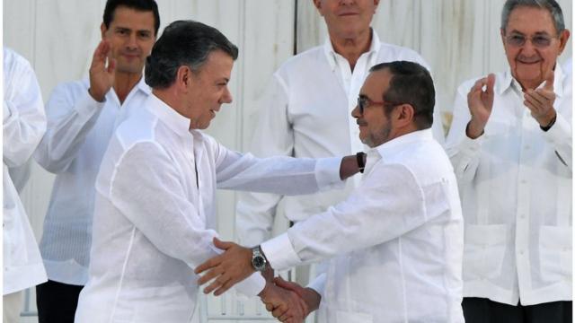 Juan Manuel Santos y el máximo jefe de las FARC, Rodrigo Londoño Echeverri, "Timochenko", durante la firma el acuerdo de paz en Cartagena.