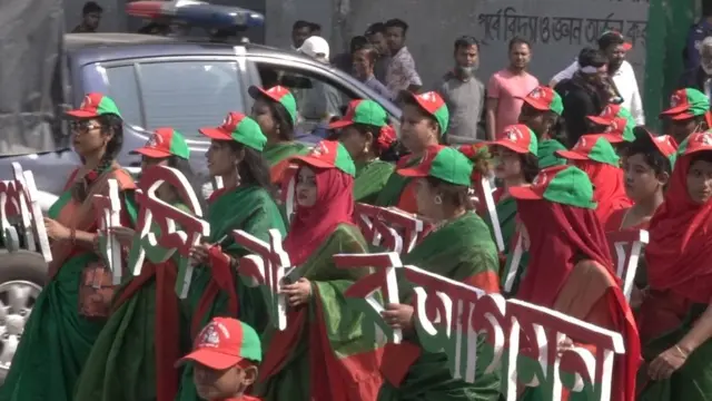 সকাল থেকেই যশোর স্টেডিয়াম ও তার আশেপাশের এলাকাগুলোতে জড়ো হন আওয়ামী লীগ নেতাকর্মীরা