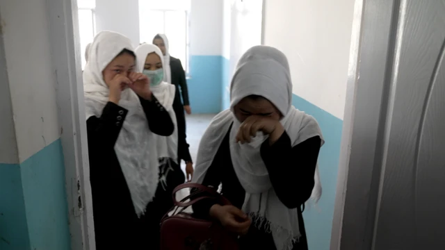 Meninas chorando ao ouvir a notícia na escola Sayed ul Shuhadaapps de cassinoCabul,apps de cassino23apps de cassinomarçoapps de cassino2022