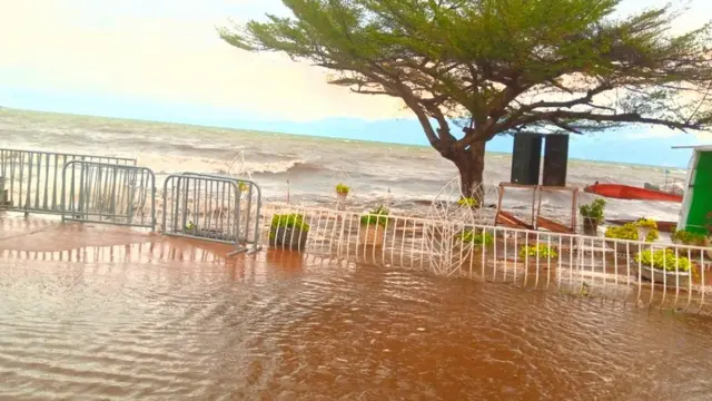 Ikibanza ca Safi Beach inyuma yo guterwa n'umwuzure wa Tanganyika