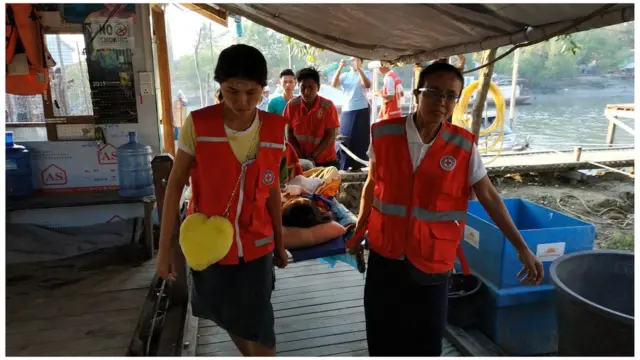 စိုးရိမ်ရတဲ့ လူနာ ၃ ဦးကို မြောက်ဦးကနေ စစ်တွေဆေးရုံကို ရေကြောင်းလမ်းက တစ်ဆင့် ပို့ဆောင်ခဲ့ရ