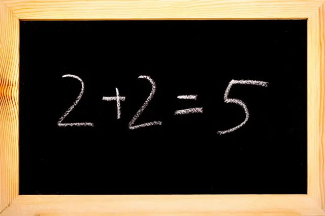 Una pizarra con la fórmula 2 + 2 = 5