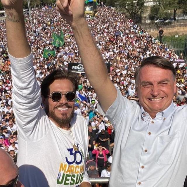 O apóstolo Estevam Hernandes ao ladoapostas de roletaJair Bolsonaro na Marcha para Jesus