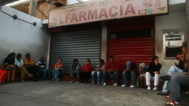 Cola en una farmacia.