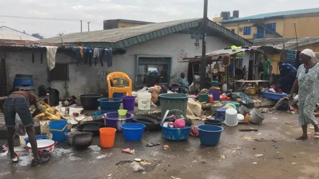 Pipo wey try to bring all dia materials dem come outside