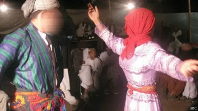 ځینې وخت هلکانو ته ښځینه جامې وراغوستل کېږي او په خپلو محفلونو کې یې ګډوي.