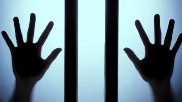 被人口贩卖的人到了英国所有的证件都被拿走。