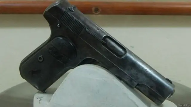 आझाद यांचं पिस्तुल