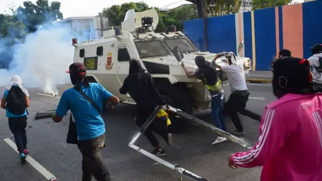 Демонстранты против бронированной машины