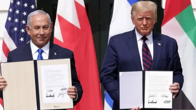 رئيس الوزراء الإسرائيلي بنيامين نتنياهو والرئيس الأمريكي دونالد ترامب يشاركون في حفل توقيع اتفاقات إبراهيم في الحديقة الجنوبية للبيت الأبيض، 15 سبتمبر 2020 في واشنطن العاصمة.