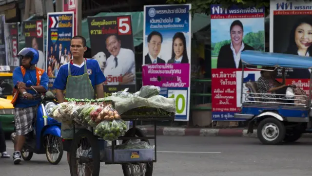 ป้ายหาเสียงเลือกตั้งเมื่อปี 2554