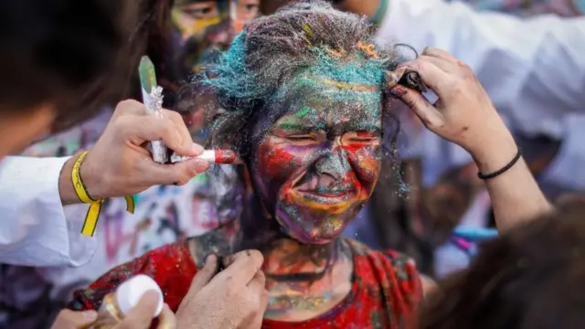 Una mujer es sometida a una ceremonia de iniciación en la Universidad de Granada, España
