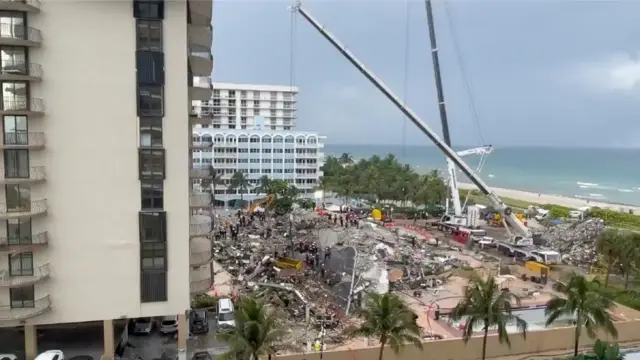 Escombros tras el derrumbe del condominio Champlain Towers South en Surfside