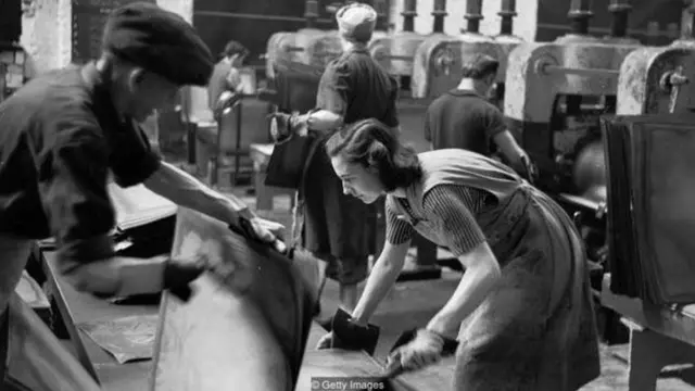 ऑफिस में महिलाओं के लिए कैसे कपड़े ठीक हैं