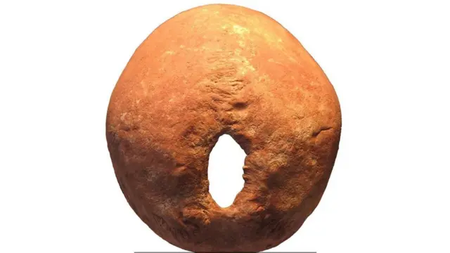 الجمجمة المثقوبة التي تعود لرجل يتراوح عمره بين 30 و35 عاما، وعثر عليها في المقبرة الجماعية التي تضم خمسة هياكل عظمية